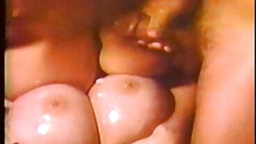 સોનેરી MILF સેકસી વીડીયો સેકસી બીપી મેગ્નિફિક પૂલમાં શાનદાર શરીર બતાવે છે